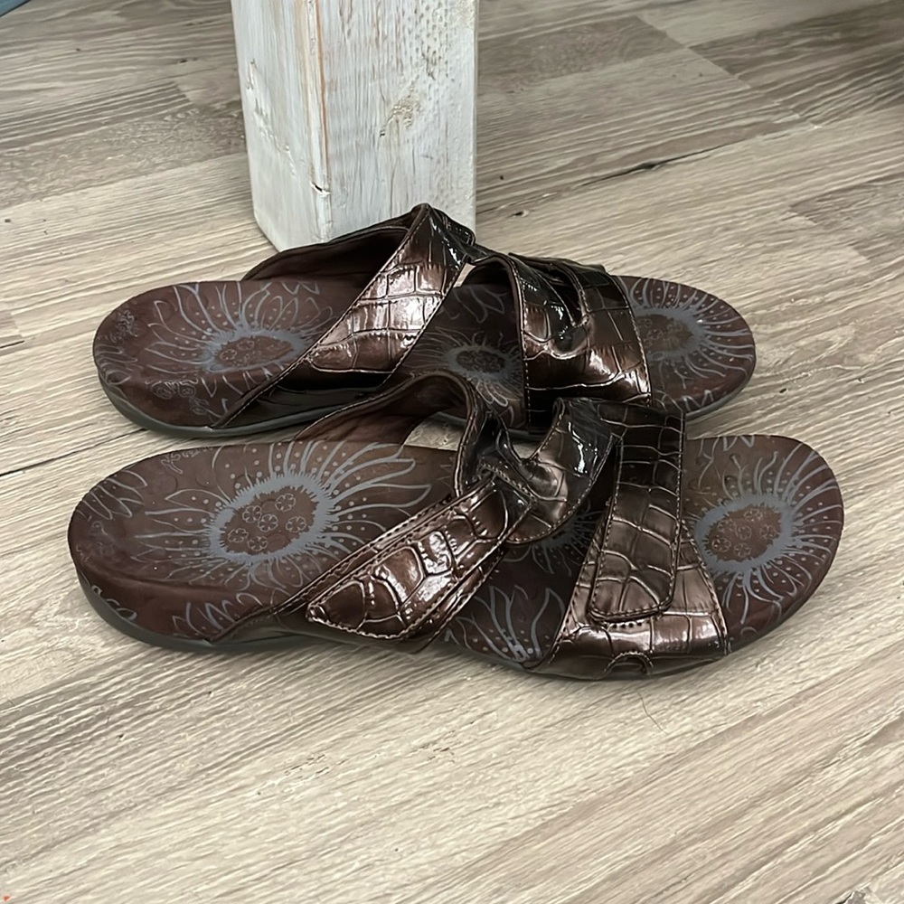 Vionic sandals/10